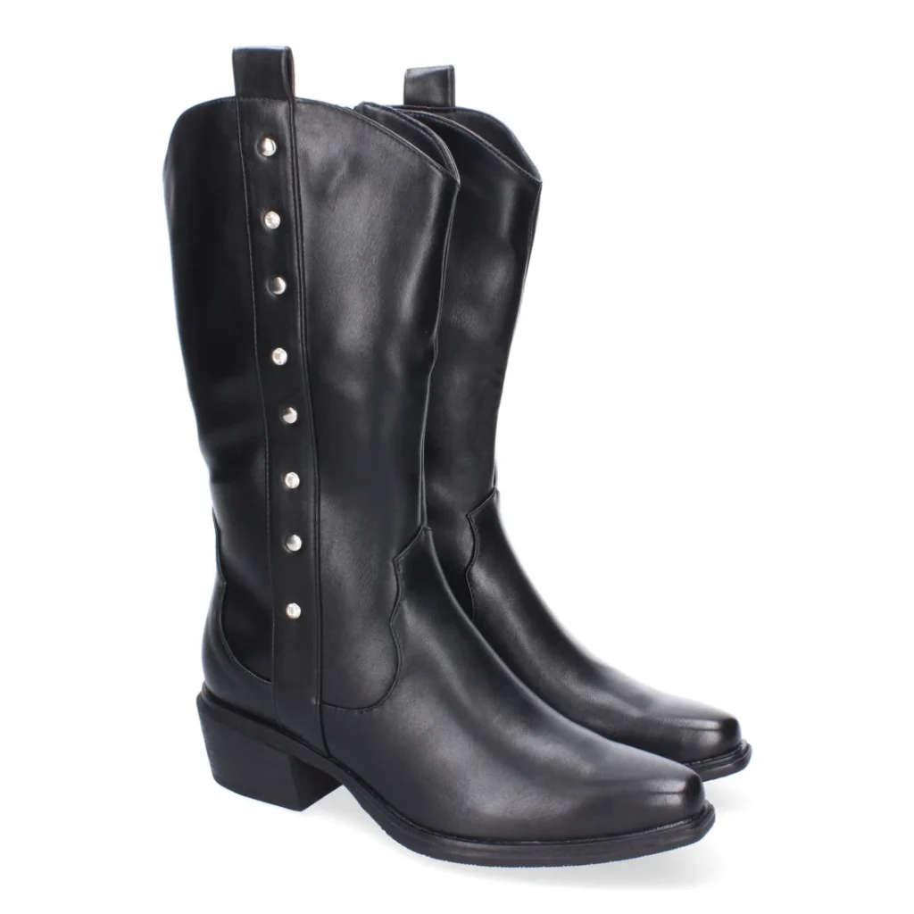 Bota de mujer, estilo campero con detalles de tachuelas