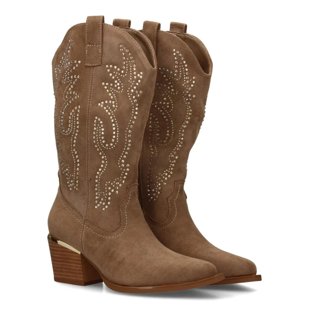 Bota de mujer con detalles brillantes elegantes en la caña y tacón