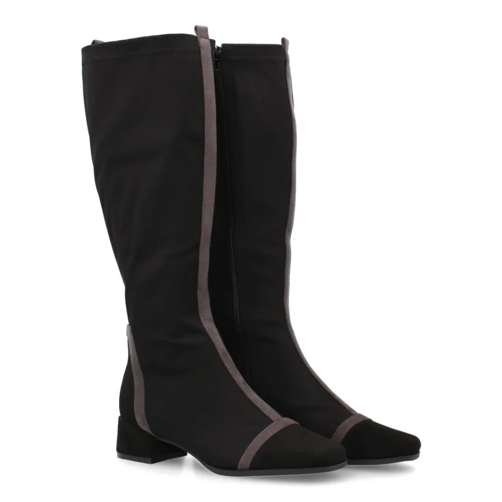 Bota alta con tacón bajo y diseño elegante para mujer