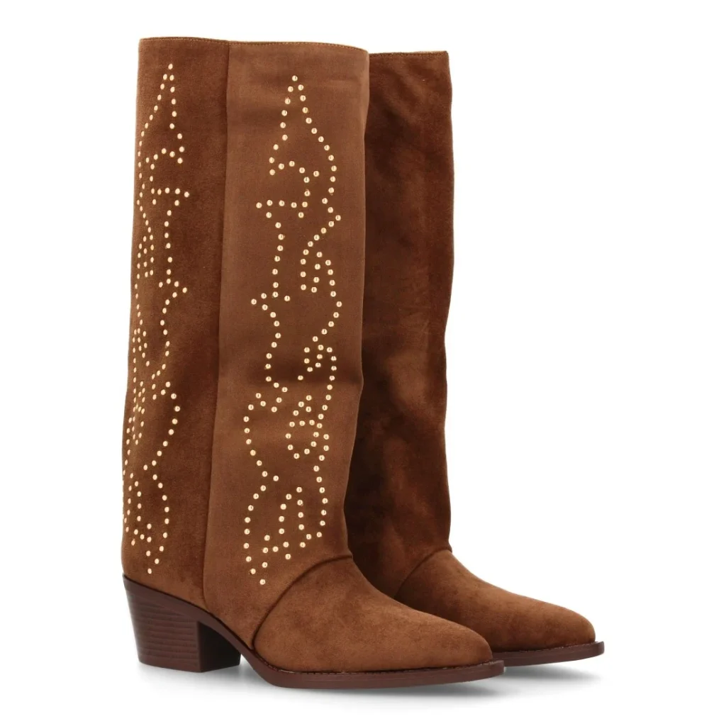 Bota alta con diseño de tachuelas y tacón para mujer