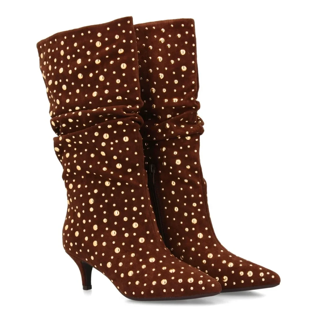 Bota con tacón y tachuelas brillante para mujer