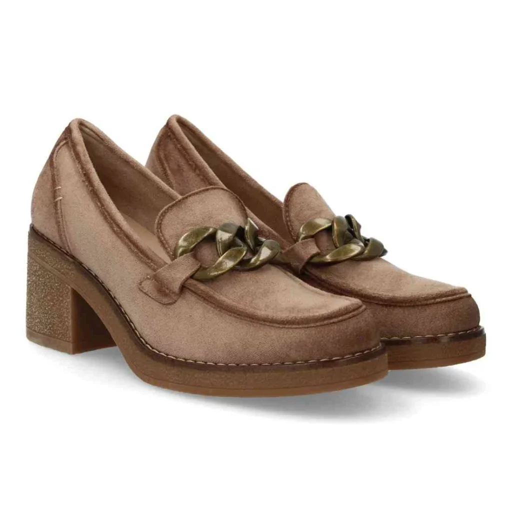 Mocasín con tacón y cadena decorativa para mujer