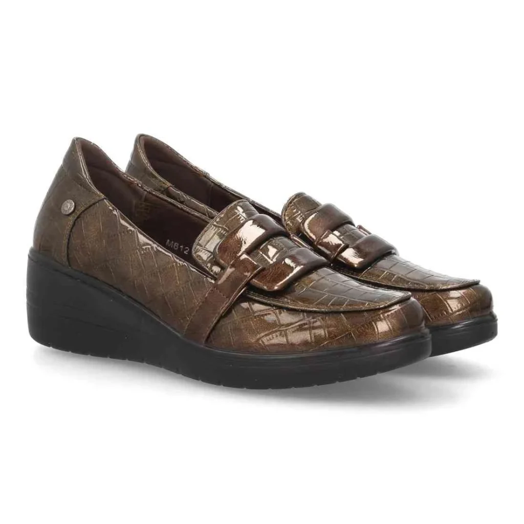 Mocasines con cuña y acabado brillante para mujer