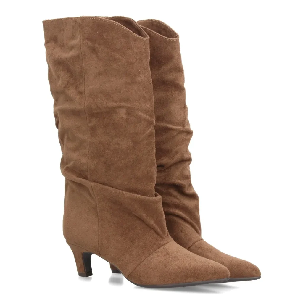 Botas altas fruncidas de tacón fino para mujer en color caqui